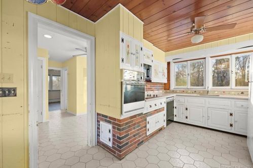 51 Lyons Plains Rd, Westport CT 06880-1305 exterior