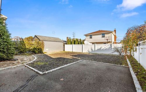 19 High St, Valley Stream NY 11581-1417 exterior