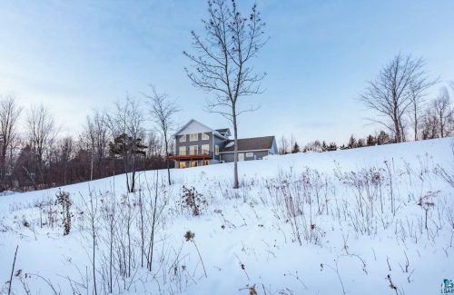 3428 Medin Rd, Duluth MN 55804-2673 exterior