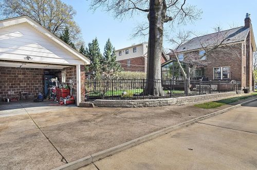 7457 Teasdale Ave, Saint Louis MO 63130-4056 exterior