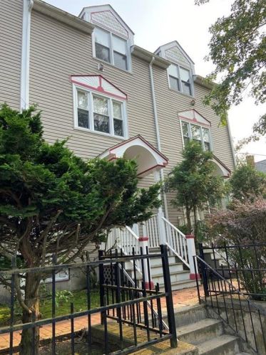 89 Evergreen St, Providence, RI 02906-1900