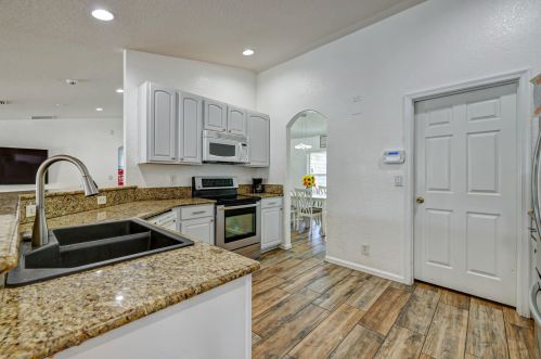 912 Paar Dr, Fort Pierce FL 34953-5623 exterior