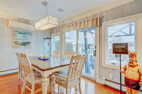 95 Midway St, Babylon NY  11702-4311 exterior