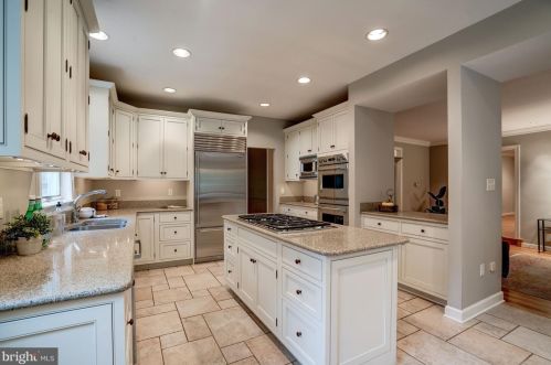 7621 Laurel Leaf Dr, Rockville MD 20854-1768 exterior