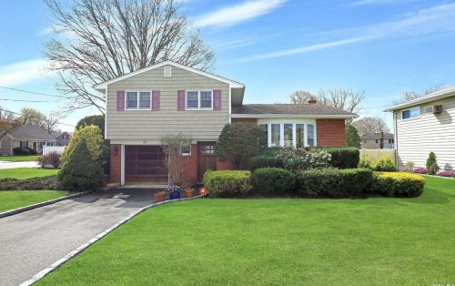 32 Brookside Ave, Babylon, NY 11703-4903