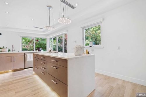 24 Casta Ln, Edgewater NJ 07020-1504 exterior