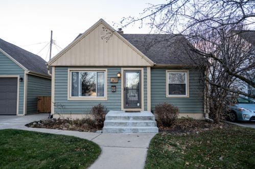3221 90th St, Milwaukee, WI 53227-4401