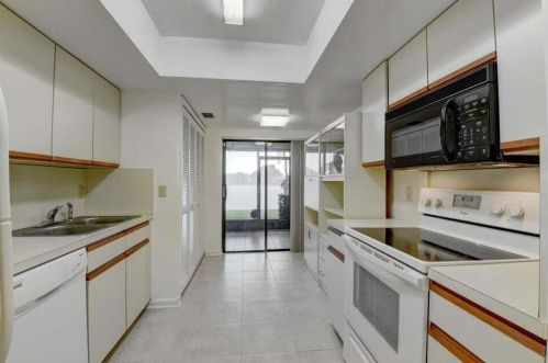 5655 Parkwalk Cir, Boynton Beach FL 33472-2314 exterior