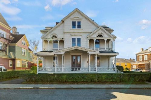 7 Rhode Island Ave, Middletown, RI 02840-2606