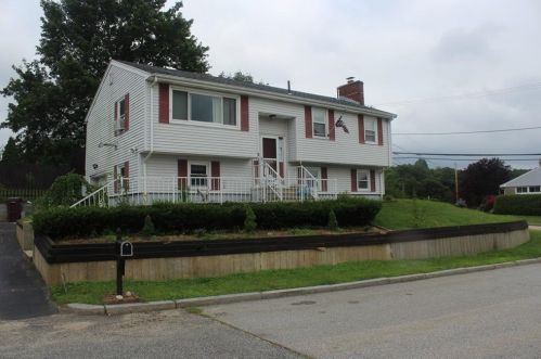 11 Carey Ct, Woonsocket, RI 02895-3801