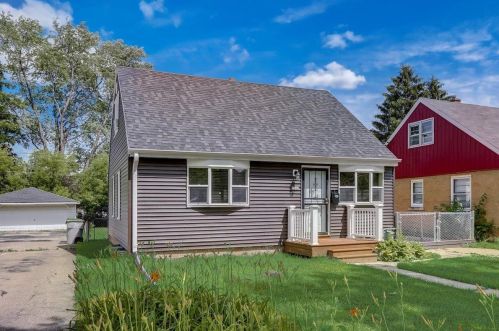 5084 56th St, Milwaukee, WI 53218-4212