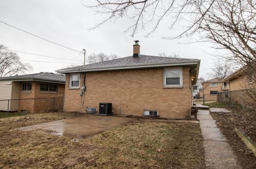 3931 61st St, Milwaukee, WI 53216-2104