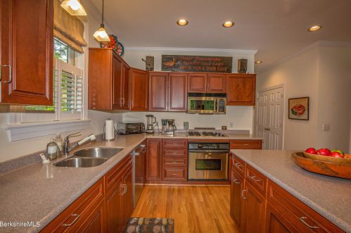 47 Fairwynds Dr, Lenox MA 01240-2729 exterior