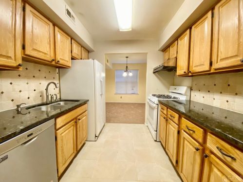 43 Boulder Dr, Edison NJ  08817-3786 exterior