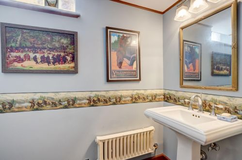 725 Lk Vw Ave, Milwaukee WI 53217-4857 exterior