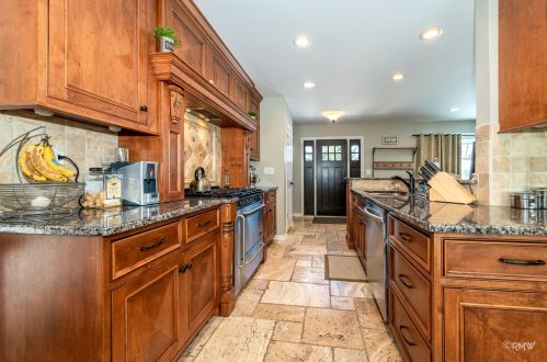 828 Stratford Ave, Elmhurst IL 60126-4651 exterior