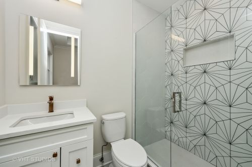 3854 Claremont Ave, Chicago IL 60618-3820 exterior