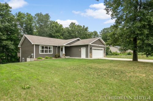 833 Morgan Dr, Belding, MI 48809-9227