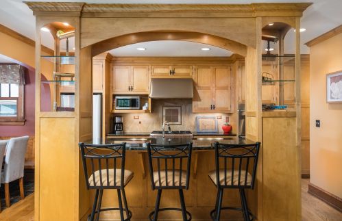 5925 Lk Dr, Milwaukee WI 53217-4629 exterior