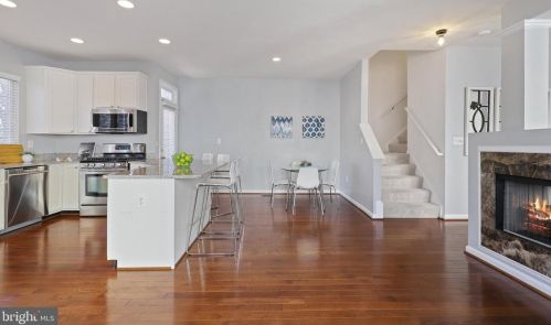 6747 Applemint Ln, Alexandria VA 22310-2649 exterior