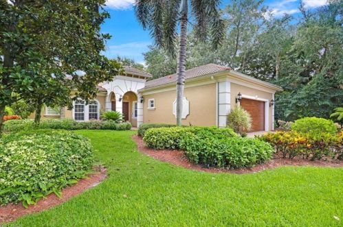 5576 Hammock Is Dr, Naples FL 34119-4695 exterior