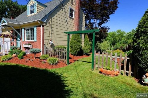 58 Roosevelt St, Cresskill, NJ 07626-1330