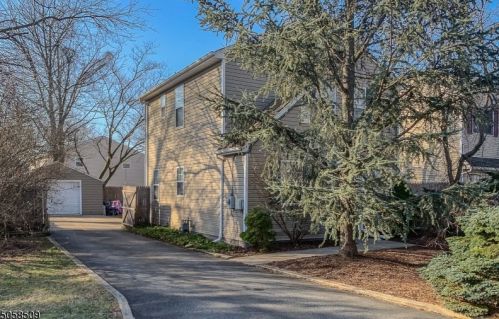 112 Hamburg Rd, Parsippany, NJ 07054-3141