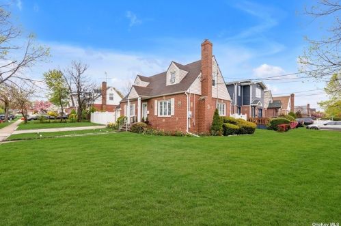 2 Henry St, Valley Stream NY  11580-1016 exterior