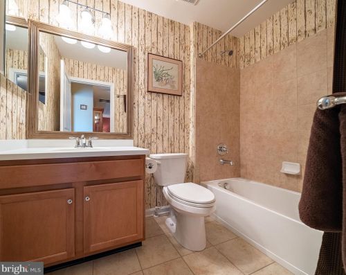 232 Sparrow Dr, Trenton NJ 08690-2461 exterior