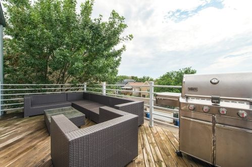 2442 Southport Ave, Chicago IL 60614-2402 exterior