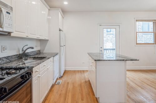 422 Blackhawk St, Chicago IL  60610-7340 exterior