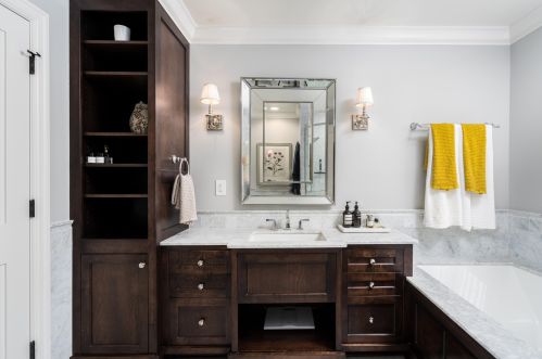 835 Gln Ave, Milwaukee WI 53217-5216 exterior