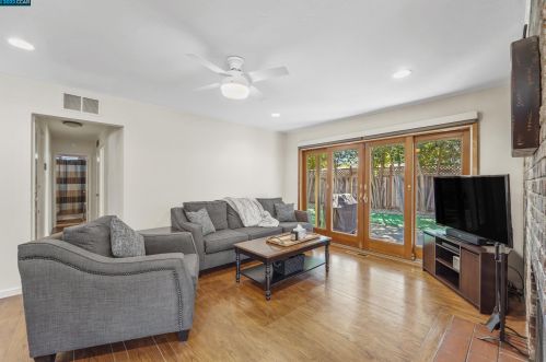 3112 Mount Diablo St, Concord CA 94518-1146 exterior