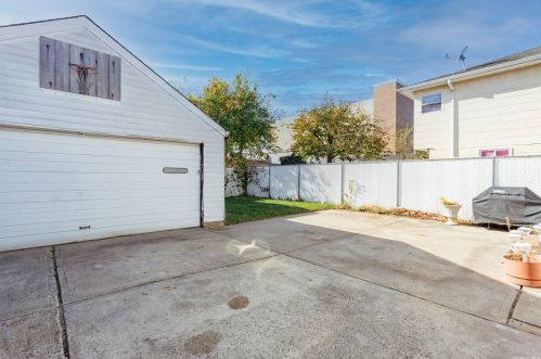 128 Casper St, Valley Stream NY 11580-3606 exterior