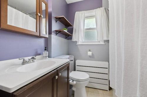 33 Deerfield Dr, Manchester CT 06040-3819 exterior