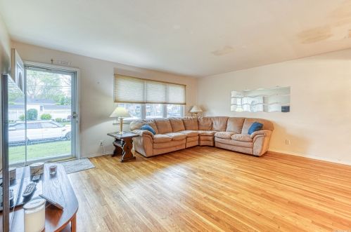 42 Larry Dr, Commack NY 11725-3326 exterior