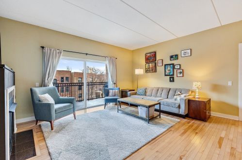 4260 Broadway St, Chicago, IL 60613-5612