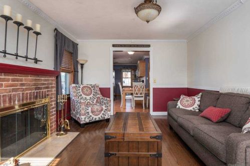 31 Leyden St, Huntington Station, NY 11746-1824