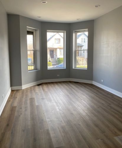 6448 Eberhart Ave, Chicago, IL 60637-3325