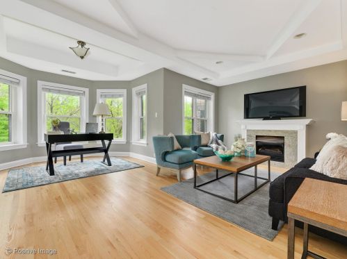 4751 Beacon St, Chicago, IL 60640-4874