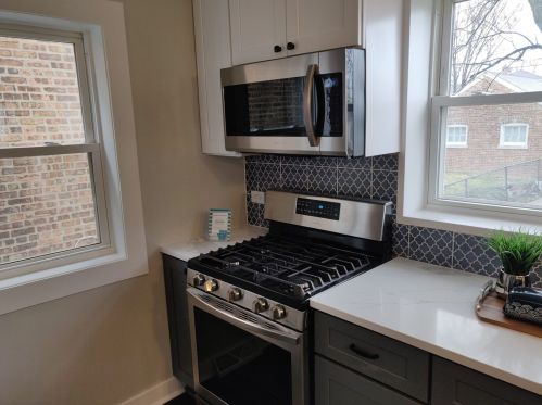 10814 Eberhart Ave, Chicago IL 60637-2403 exterior