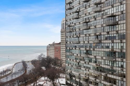 100 Bellevue Pl, Chicago IL 60611-1157 exterior