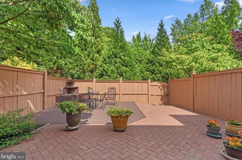 5806 Tudor Ln, Rockville MD 20852-2852 exterior