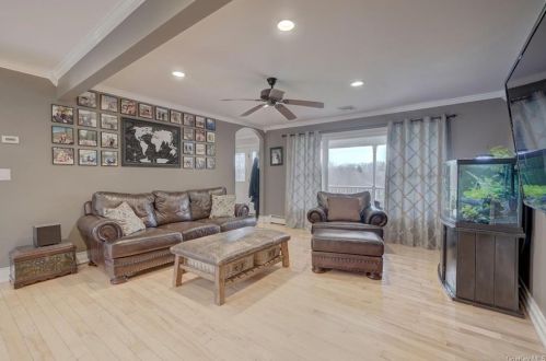 339 Clove Rd, Monroe NY 10950-4754 exterior