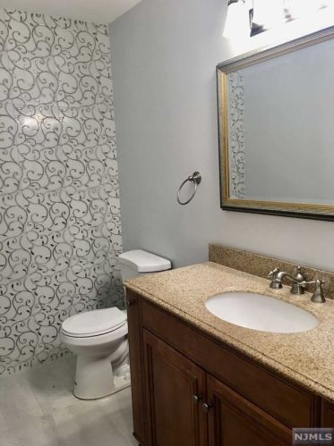 7 Millay Ct, Teaneck NJ 07666-6485 exterior