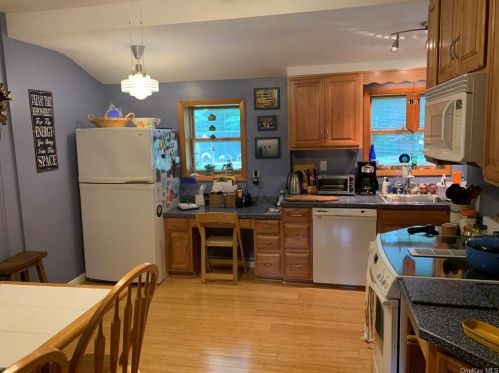 18 Pleasant Vw Rd, Poughkeepsie NY 12603-1420 exterior