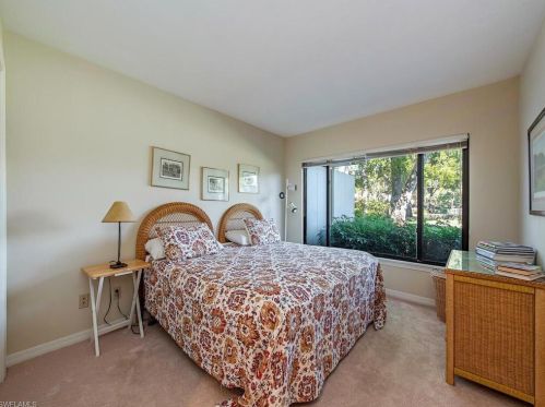 102 Courtside Dr, Naples FL 34105-7101 exterior