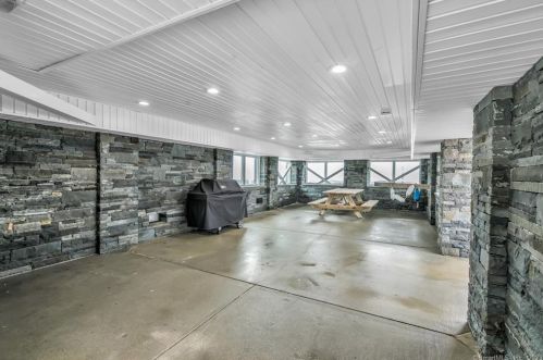 4 Lawrence Ct, Milford CT 06460-7336 exterior