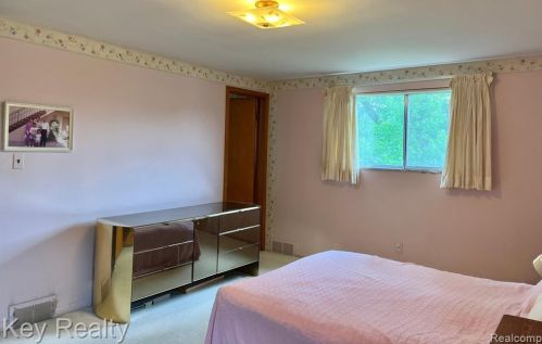 5975 Hubbell St, Dearborn Heights MI 48127-2445 exterior