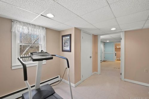 124 Center St, Windsor Locks CT 06096-2708 exterior